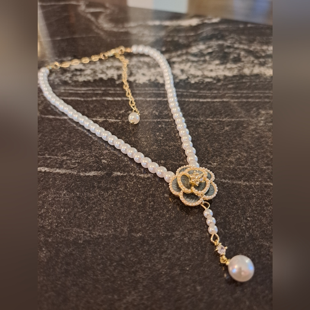 Pearly like beaded choker necklace